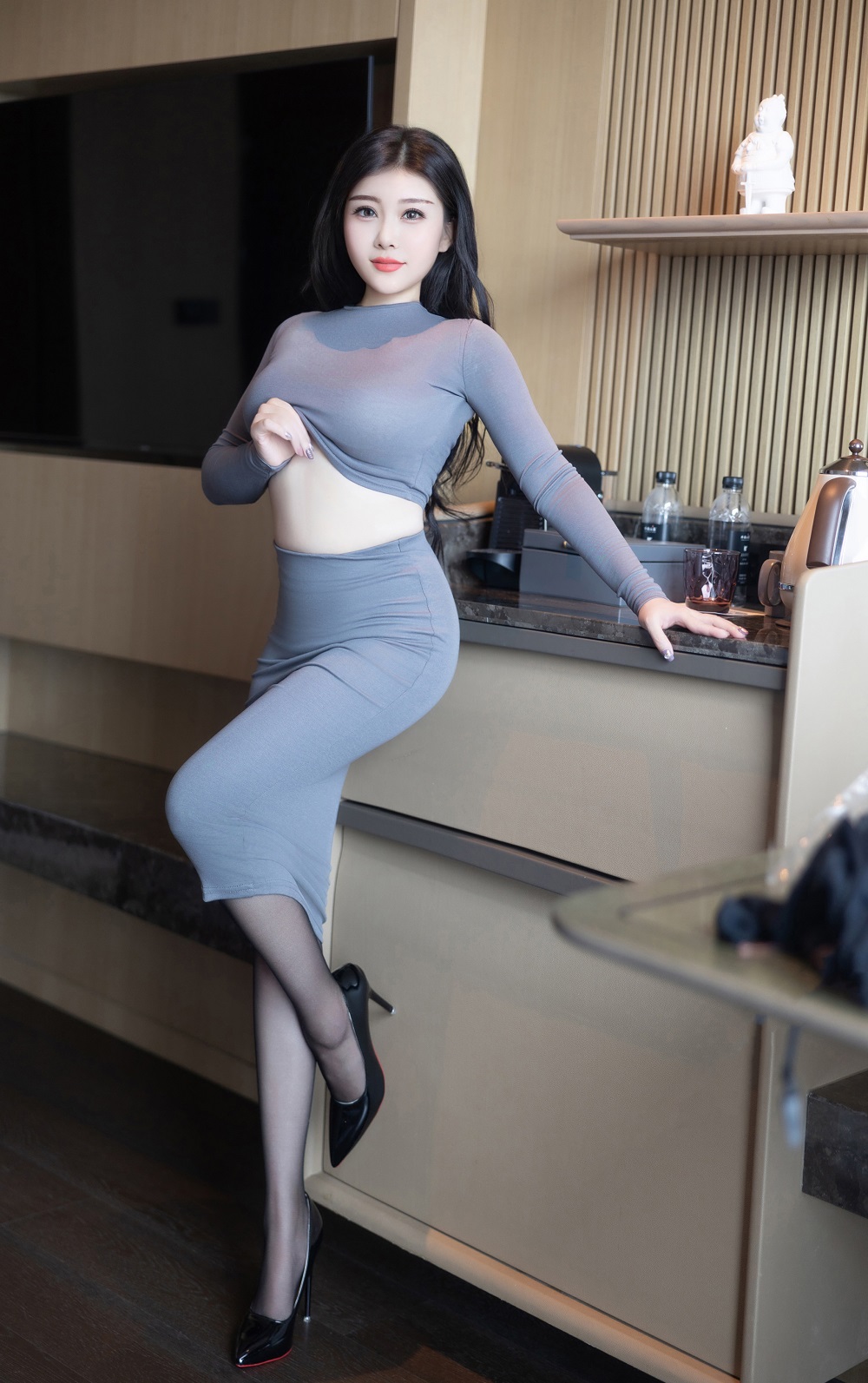 白洁Bseeie-内购作品-黑丝紧身衣包臀裙[83P+4V] 写真散本 预览2图